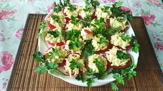 Простая и быстрая закуска из помидоров с чесноком и сыром