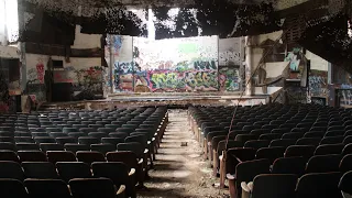 Exploring An Abandonded Middle School