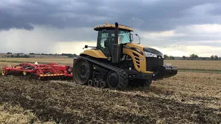 Challenger MT765e with Vaderstad TopDown 400