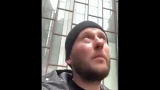 ОСТОРОЖНО! Момент прилета снаряда в здание прямо над головой украинского волонтера.
