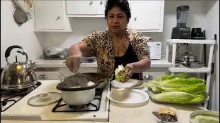 Unos tacos de lechuga con su salsa verde y roja