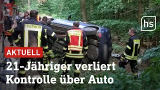 Zu hohe Geschwindigkeit? Auto überschlägt sich und prallt gegen Baum | hessenschau