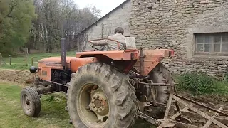 je passe le canadien dans le jardin et je me présente.