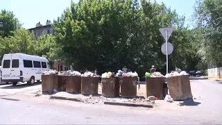Рынок Комеш-булак завалил мусором улицу Молдагуловой в Шымкенте