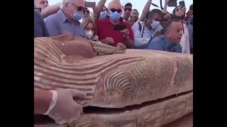 This mummy tomb, which has been sealed for 2500 years, has been opened for the first time