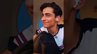 Aidan Gallagher Hablando Español