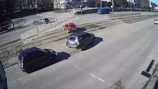 В Днепре Lexus протаранил машину на перекрестке и чуть не влетел в магазин