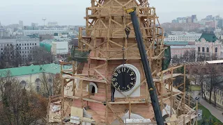 Подъем циферблатов часов на строящуюся колокольню в Нижегородском кремле
