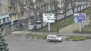 В районе площади Независимости автомобиль едва не сбил девушку на пешеходном переходе