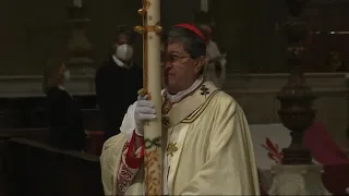 Il cardinal Betori benedice Firenze col il cero pasquale