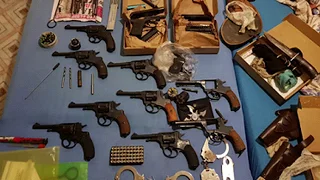 Оперативное видео ФСБ с обыска подпольных оружейников