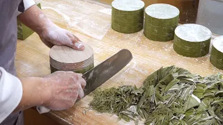 Great skill and amazing Korean dumpling cutting master!! Korean street food