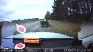 Lietuvos policijos  pareigūnai Kūčių rytą padėjo užmiesčio kelyje užgesusio automobilio vairuotojui.