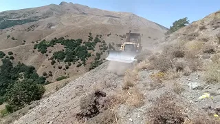 Cat D7 Dozer tehlikeli dağlarda yol çalışması