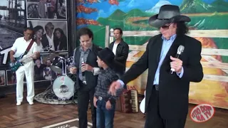 LÉO CANHOTO E ROBERTINHO, CANTA O ULTIMO JULGAMENTO E RECEBE FÃ MIRIM NO PALCO DO TITIO DONI