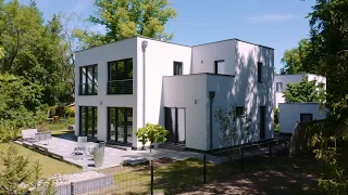 Moderne Bauhaus Villa mit typischen Kubus Stil von ARGE-HAUS GmbH