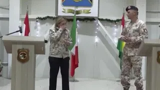 Meloni in Iraq si commuove per i regali dei militari italiani