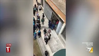 Scontri alla Sapienza, studenti presi a manganellate. Il video