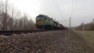 2М62-0988 с грузовым поездом