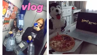 vlog🍕 живем одни с подругой/ уборка