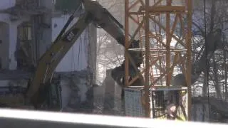 Cat 325D Excavator demolishes a factory building