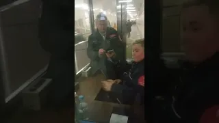 Контролер"Организатор перевозок"Шайничева сидит на столе в будке, попытка оштрафовать пассажирку