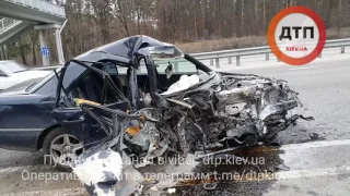 06.03.2017 ДТП КИЕВ ЖИТОМИР ТРАССА МЕРСЕДЕС СТОЛБ ВОДИТЕЛЬ В РЕАНИМАЦИИ 2