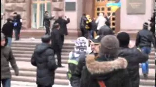Евромайдан. Провокатори штурмують КМДА / Активисты штурмуют КГГА