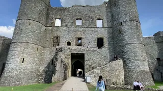 728. Внутри средневекового замка, Джонатан очень похудел из-за болезни.
