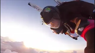 Fallschirmsprung bei Sonnenuntergang | GoJump
