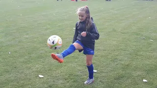 Fußball Tricks von einem 10 Jahrige Mädchen.