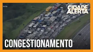 Rodovia dos Bandeirantes registra grande congestionamento depois de acidente com caminhão