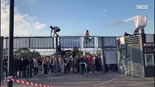 ‼️ CAOS EN EL STADE DE FRANCE: AFICIONADOS SALTAN LA VALLA, GAS PIMIENTA Y ROBO DE ENTRADAS