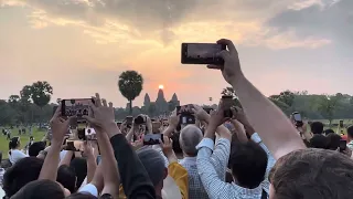 【カンボジア🇰🇭】感動！年に２回アンコールワットの中央塔に太陽が昇る日です。今日はこの年に２回の中にあるので、綺麗です。22/3/2024 LINE🆔: bunthang.168