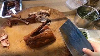 來了份燒鵝飯套餐，阿成拿出上莊鵝就砍，一個飛天腿飯完成