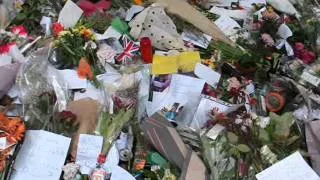 AMY WINEHOUSE STILLS OF TRIBUTES OUTSIDE HER HOME IN CAMDEN