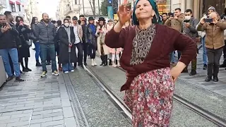 SERCAN GİDER ÇALDI NİNESİ OYNADI - Taksim Dance