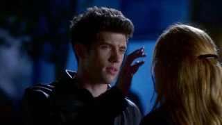 Famous In Love - 1x04 - Paige and Rainer kiss