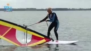 Ilse leert windsurfen van Kiran Badloe