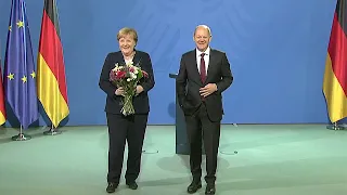 08.12.2021 - Angela Merkel & Olaf Scholz - Amtsübergabe