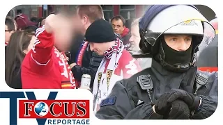 Polizei gegen Hooligans und Bengalos: Großeinsatz bei Risikospiel! | Focus TV Reportage