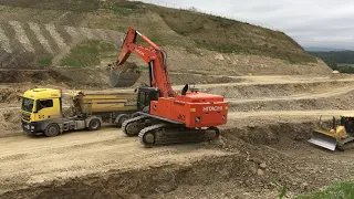 Hitachi ZX 870 LCH-5 Excavator loading truck