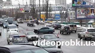 Car Drifts Into Opposite Lane /Массовое ДТП на встречке