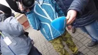 Активисты майдана избивают проходящих мимо киевлян 16 февраля 2014