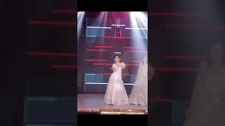 kareena kapoor and karishma kapoor sizzling dance performance on her cousin wedding