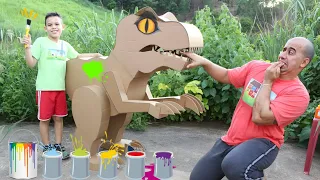 LUCAS E PAPAI BRINCAM com O MAIOR DINOSSAURO DE PAPELÃO