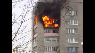 В Уссурийске горит многоэтажка, выгорело уже два этажа