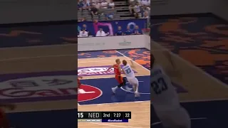 Lauri Markkanen finishes the alley-oop with one hand 🔨