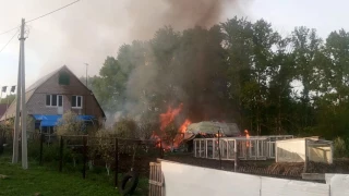 Пожар горит баня и сарай дом чудом удалось спасти часть 2