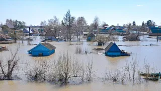 Люди спасаются на крышах, десятки домов под водой. Жуткие паводки в Казахстане